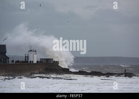 Porthcawl, Pays de Galles, Royaume-Uni. 5 décembre 2015. Des vagues énormes impact sur le phare à Porthcawl, Nouvelle-Galles du Sud comme la tempête Desmond hits zone. Credit : Polly Thomas/Alamy Live News Banque D'Images