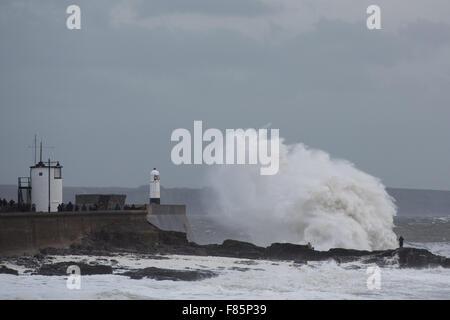 Porthcawl, Pays de Galles, Royaume-Uni. 5 décembre 2015. Des vagues énormes impact sur le phare à Porthcawl, Nouvelle-Galles du Sud comme la tempête Desmond hits zone. Credit : Polly Thomas/Alamy Live News Banque D'Images