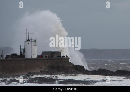 Porthcawl, Pays de Galles, Royaume-Uni. 5 décembre 2015. Des vagues énormes impact sur le phare à Porthcawl, Nouvelle-Galles du Sud comme la tempête Desmond hits zone. Credit : Polly Thomas/Alamy Live News Banque D'Images