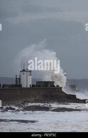 Porthcawl, Pays de Galles, Royaume-Uni. 5 décembre 2015. Des vagues énormes impact sur le phare à Porthcawl, Nouvelle-Galles du Sud comme la tempête Desmond hits zone. Credit : Polly Thomas/Alamy Live News Banque D'Images