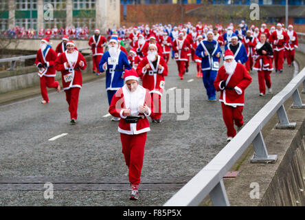 Liverpool, Merseyside, Royaume-Uni 6e décembre, 2015. L'Medicash Santa Dash cours commence et se termine dans le centre-ville de Liverpool avec un 5K à partir de la jetée tête sur Boulevard Canada devant le foie des bâtiments. Il termine en face de l'hôtel de ville au château de rue. Organisateurs de la Liverpool Santa Dash avait dit qu'ils peuvent laisser tomber le terme de bienfaisance en raison de l'augmentation des frais du conseil, avec l'événement co-ordinators BTR Liverpool Liverpool City Council payer plus de £17 000 à l'étape la course de cette année. Banque D'Images