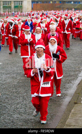 Liverpool, Merseyside, Royaume-Uni 6e décembre, 2015. L'Medicash Santa Dash cours commence et se termine dans le centre-ville de Liverpool avec un 5K à partir de la jetée tête sur Boulevard Canada devant le foie des bâtiments. Il termine en face de l'hôtel de ville au château de rue. Organisateurs de la Liverpool Santa Dash avait dit qu'ils peuvent laisser tomber le terme de bienfaisance en raison de l'augmentation des frais du conseil, avec l'événement co-ordinators BTR Liverpool Liverpool City Council payer plus de £17 000 à l'étape la course de cette année. Credit : Mar Photographics/Alamy Live News Banque D'Images