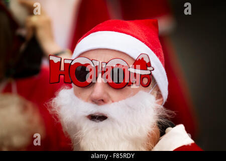 Liverpool, Merseyside, Royaume-Uni 6e décembre, 2015. L'Medicash Santa Dash cours commence et se termine dans le centre-ville de Liverpool avec un 5K à partir de la jetée tête sur Boulevard Canada devant le foie des bâtiments. Il termine en face de l'hôtel de ville au château de rue. Organisateurs de la Liverpool Santa Dash avait dit qu'ils peuvent laisser tomber le terme de bienfaisance en raison de l'augmentation des frais du conseil, avec l'événement co-ordinators BTR Liverpool Liverpool City Council payer plus de £17 000 à l'étape la course de cette année. Credit : Mar Photographics/Alamy Live News Banque D'Images