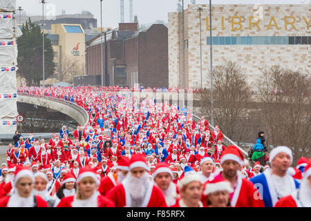 La 12e édition annuelle de Santa Dash a eu lieu à Liverpool le dimanche, 6 décembre 2015, comme des milliers de personnes ont revêtu en Père Nöel en rouge, pour Liverpool, et bleu pour Everton autour du 5km route à travers le centre-ville. Crédit : Christopher Middleton/Alamy Live News Banque D'Images