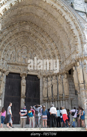 Un groupe de visiteurs admirer le tympan du porche nord,la cathédrale de Chartres, Eure-et-Loir, France, Europe Banque D'Images