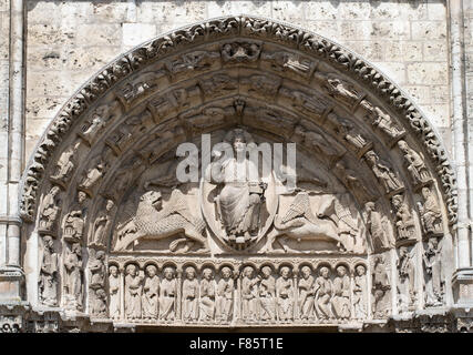 Le tympan central représentant le Christ et l'apocalypse, de la cathédrale de Chartres à l'ouest du transept, Eure-et-Loir, France, Europe Banque D'Images