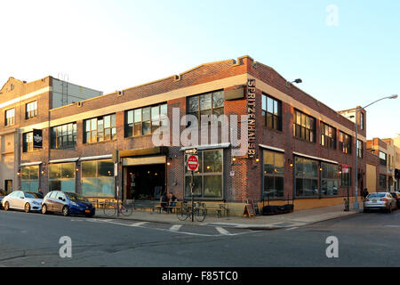 Kleine villa rose33 beer hall à Greenpoint, Brooklyn, 33 Nassau Street. Banque D'Images