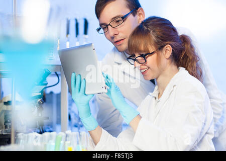 Les professionnels de la santé en laboratoire. Banque D'Images