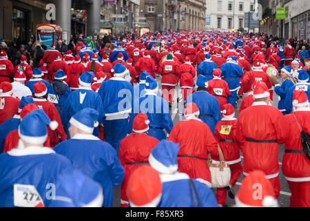 Liverpool, Merseyside, Royaume-Uni 6e décembre, 2015. L'Medicash Santa Dash cours commence et se termine dans le centre-ville de Liverpool avec un 5K à partir de la Santa Dash sur le Boulevard en face du foie les bâtiments. Il termine en face de l'hôtel de ville au château de rue. Organisateurs de la Liverpool Santa Dash avait dit qu'ils peuvent laisser tomber le terme de bienfaisance en raison de l'augmentation des frais du conseil, avec l'événement co-ordinators BTR Liverpool Liverpool City Council payer plus de £17 000 à l'étape la course de cette année. Credit : Cernan Elias/Alamy Live News Banque D'Images