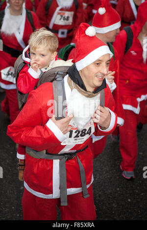 Liverpool, Merseyside, Royaume-Uni 6e décembre, 2015. L'Medicash Santa Dash cours commence et se termine dans le centre-ville de Liverpool avec un 5K à partir de la Santa Dash sur le Boulevard en face du foie les bâtiments. Il termine en face de l'hôtel de ville au château de rue. Organisateurs de la Liverpool Santa Dash avait dit qu'ils peuvent laisser tomber le terme de bienfaisance en raison de l'augmentation des frais du conseil, avec l'événement co-ordinators BTR Liverpool Liverpool City Council payer plus de £17 000 à l'étape la course de cette année. Credit : Cernan Elias/Alamy Live News Banque D'Images