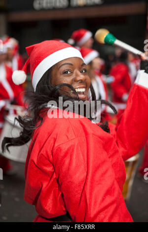 Liverpool, Merseyside, Royaume-Uni 6e décembre, 2015. L'Medicash Santa Dash cours commence et se termine dans le centre-ville de Liverpool avec un 5K à partir de la Santa Dash sur le Boulevard en face du foie les bâtiments. Il termine en face de l'hôtel de ville au château de rue. Organisateurs de la Liverpool Santa Dash avait dit qu'ils peuvent laisser tomber le terme de bienfaisance en raison de l'augmentation des frais du conseil, avec l'événement co-ordinators BTR Liverpool Liverpool City Council payer plus de £17 000 à l'étape la course de cette année. Credit : Cernan Elias/Alamy Live News Banque D'Images