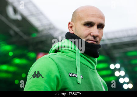 Moenchengladbach, Allemagne. Le 05 mai 2015. Gladbach entraîneur en chef André Schubert à la Bundesliga match de foot entre Borussia Moenchengladbach et FC Bayern Munich Borussia Moenchengladbach en Allemagne, dans le parc, 05 décembre 2015. Photo : GUIDO KIRCHNER/dpa/Alamy Live News Banque D'Images