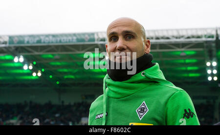 Gladbach entraîneur en chef André Schubert à la Bundesliga match de foot entre Borussia Moenchengladbach et FC Bayern Munich Borussia Moenchengladbach en Allemagne, dans le parc, 05 décembre 2015. Photo : GUIDO KIRCHNER/dpa Banque D'Images