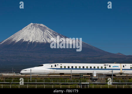 Le Shinkansen avec Mt. Fuji dans l'arrière-plan. Banque D'Images