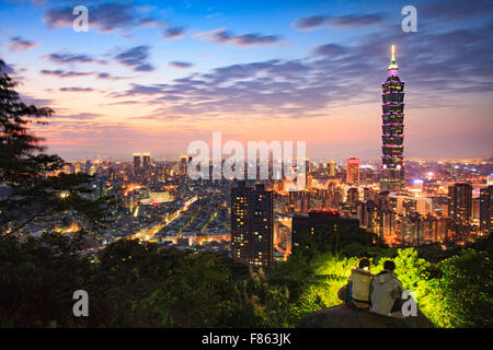 La Taipei, Taïwan sur les toits de la ville au crépuscule. Banque D'Images