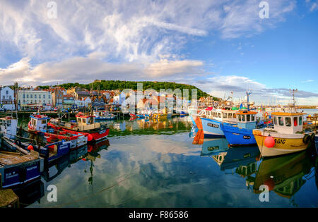 Coucher du soleil à Scarborough port avec bateaux et une vue sur le château de Scarborough Banque D'Images