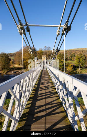 À la Passerelle le long de la route, Chainbridge des hautes terres du sud de manière à travers rivière Tweed. Melrose, Scottish Borders, Scotland, UK, Grande-Bretagne Banque D'Images