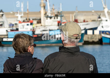 Couple à Luderitz Waterfront - Robert Harbour - Luderitz, Namibie, Afrique Banque D'Images