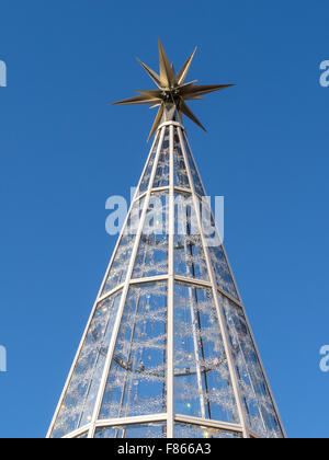 Partie supérieure de l'arbre de Noël géant fait de verre et de cristaux, avec de grosses étoiles en haut, format vertical, fond de ciel bleu, de copie Banque D'Images