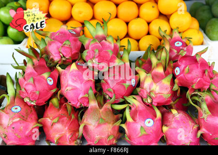 Fruit du dragon dans le marché de rue dans le quartier chinois, Singapour, République de Singapour Banque D'Images