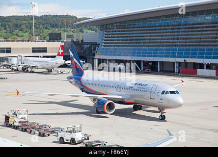 ZURICH - 21 septembre : la préparation des avions au décollage à la borne A de l'aéroport de Zurich le 21 septembre 2014 à Zurich, Switzerla Banque D'Images