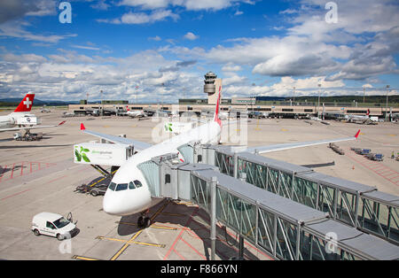 ZURICH - 21 septembre : la préparation des avions au décollage à la borne A de l'aéroport de Zurich le 21 septembre 2014 à Zurich, Switzerla Banque D'Images