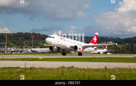 ZURICH - 21 septembre : la préparation des avions au décollage à la borne A de l'aéroport de Zurich le 21 septembre 2014 à Zurich, Switzerla Banque D'Images