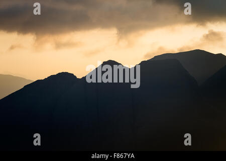 Rathanan Na ou les cornes de Beinn Alligin, Torridon, Ecosse, de façon spectaculaire la lumière juste avant le coucher du soleil, vue de Beinn un Eoin Banque D'Images