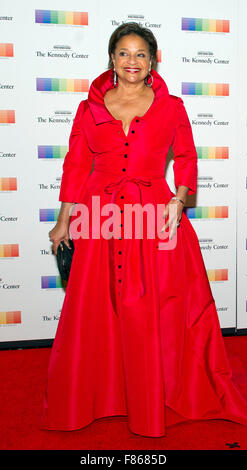 Debbie Allen arrive pour le dîner officiel de l'artiste en l'honneur des récipiendaires de la 38e conférence annuelle des Kennedy Center Honors organisé par le secrétaire d'État américain John F. Kerry au département d'État des États-Unis à Washington, DC le Samedi, Décembre 5, 2015. Les lauréats 2015 sont : la chanteuse-parolière Carole King, le réalisateur George Lucas, l'actrice et chanteuse Rita Moreno, Chef d'orchestre Seiji Ozawa, et l'actrice et star de Broadway Cicely Tyson. Credit : Ron Sachs/Piscine via CNP - AUCUN FIL SERVICE - Banque D'Images