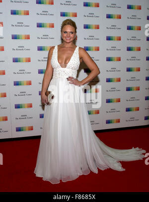 Miranda Lambert arrive pour le dîner officiel de l'artiste en l'honneur des récipiendaires de la 38e conférence annuelle des Kennedy Center Honors organisé par le secrétaire d'État américain John F. Kerry au département d'État des États-Unis à Washington, DC le Samedi, Décembre 5, 2015. Les lauréats 2015 sont : la chanteuse-parolière Carole King, le réalisateur George Lucas, l'actrice et chanteuse Rita Moreno, Chef d'orchestre Seiji Ozawa, et l'actrice et star de Broadway Cicely Tyson. Credit : Ron Sachs/Piscine via CNP - AUCUN FIL SERVICE - Banque D'Images