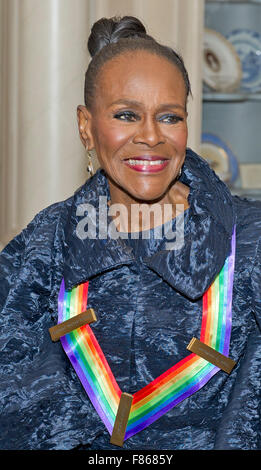 L'actrice et star de Broadway Cicely Tyson, l'un des cinq récipiendaires de la 38e conférence annuelle de Kennedy Center Honors, sourit après avoir posé dans le cadre d'une photo de groupe à la suite d'un dîner organisé par le secrétaire d'État américain John F. Kerry en leur honneur au département d'État des États-Unis à Washington, DC le Samedi, Décembre 5, 2015. Les lauréats 2015 sont : la chanteuse-parolière Carole King, le réalisateur George Lucas, l'actrice et chanteuse Rita Moreno, Chef d'orchestre Seiji Ozawa, et l'actrice et star de Broadway Cicely Tyson. Credit : Ron Sachs/Piscine via CNP - AUCUN FIL SERVICE - Banque D'Images