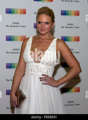 Miranda Lambert arrive pour le dîner officiel de l'artiste en l'honneur des récipiendaires de la 38e conférence annuelle des Kennedy Center Honors organisé par le secrétaire d'État américain John F. Kerry au département d'État des États-Unis à Washington, DC le Samedi, Décembre 5, 2015. Les lauréats 2015 sont : la chanteuse-parolière Carole King, le réalisateur George Lucas, l'actrice et chanteuse Rita Moreno, Chef d'orchestre Seiji Ozawa, et l'actrice et star de Broadway Cicely Tyson. Credit : Ron Sachs/Piscine via CNP - AUCUN FIL SERVICE - Banque D'Images