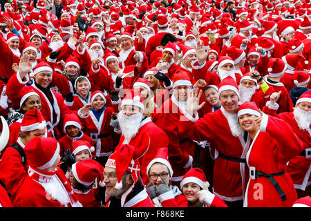 Plus de 6000 coureurs de tous les âges et tous les niveaux ont pris part à l'Assemblée annuelle de Glasgow 'Santa ash' Fun Run de 5k autour du centre-ville. Les coureurs étaient tous habillés en Père Nöel et une barbe, avec départ et arrivée dans la région de George Square. Cette course a commencé en 2006 et a recueilli plus de 100 000 € pour divers organismes de bienfaisance, et cette année, l'organisme de bienfaisance désigné était le prince et la princesse de Galles Hospice. L'année prochaine est le dixième anniversaire de la course et on espère d'avoir 10 000 coureurs prennent part. Banque D'Images