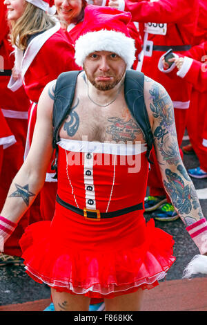 Plus de 6000 coureurs de tous les âges et tous les niveaux ont pris part à l'Assemblée annuelle de Glasgow 'Santa ash' Fun Run de 5k autour du centre-ville. Les coureurs étaient tous habillés en Père Nöel et une barbe, avec départ et arrivée dans la région de George Square. Cette course a commencé en 2006 et a recueilli plus de 100 000 € pour divers organismes de bienfaisance, et cette année, l'organisme de bienfaisance désigné était le prince et la princesse de Galles Hospice. L'année prochaine est le dixième anniversaire de la course et on espère d'avoir 10 000 coureurs prennent part. Banque D'Images