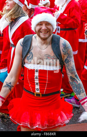 Plus de 6000 coureurs de tous les âges et tous les niveaux ont pris part à l'Assemblée annuelle de Glasgow 'Santa ash' Fun Run de 5k autour du centre-ville. Les coureurs étaient tous habillés en Père Nöel et une barbe, avec départ et arrivée dans la région de George Square. Cette course a commencé en 2006 et a recueilli plus de 100 000 € pour divers organismes de bienfaisance, et cette année, l'organisme de bienfaisance désigné était le prince et la princesse de Galles Hospice. L'année prochaine est le dixième anniversaire de la course et on espère d'avoir 10 000 coureurs prennent part. Banque D'Images