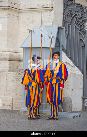 Cité du Vatican, CITÉ DU VATICAN - 1 août : surveillance de la Garde Suisse célèbre entrée basilique le 1 août 2014 dans la Cité du Vatican. L'esprit de la Garde papale Banque D'Images