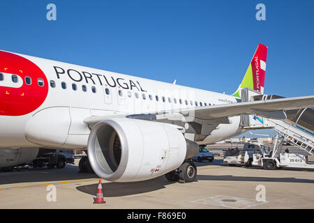 Lisbonne - NOVEMBRE 18:Airbus A320 après le débarquement des passagers des vols court-courrier le 18 novembre 2015 à Lisbonne, Portugal. Lisbo Banque D'Images