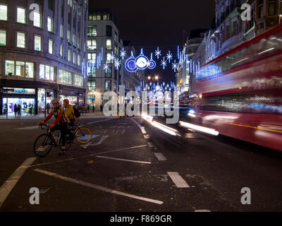 Décorations de Noël et le trafic important sur le Strand à Londres Banque D'Images