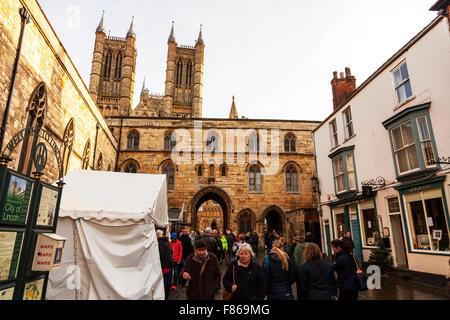 Marché de Noël de Lincoln 06/12/2015 Angleterre Lincolnshire UK visiteurs affluent pour voir les étals du marché vendant leurs marchandises food vendent des collations en face de la cathédrale dans la ville Banque D'Images