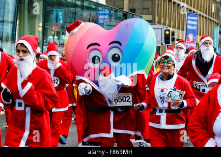 Plus de 6000 coureurs de tous les âges et tous les niveaux ont pris part à l'Assemblée annuelle de Glasgow 'Santa ash' Fun Run de 5k autour du centre-ville. Les coureurs étaient tous habillés en Père Nöel et une barbe, avec départ et arrivée dans la région de George Square. Cette course a commencé en 2006 et a recueilli plus de 100 000 € pour divers organismes de bienfaisance, et cette année, l'organisme de bienfaisance désigné était le prince et la princesse de Galles Hospice. L'année prochaine est le dixième anniversaire de la course et on espère d'avoir 10 000 coureurs prennent part. Banque D'Images