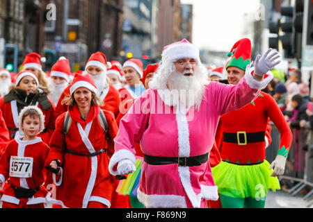 Plus de 6000 coureurs de tous les âges et tous les niveaux ont pris part à l'Assemblée annuelle de Glasgow 'Santa ash' Fun Run de 5k autour du centre-ville. Les coureurs étaient tous habillés en Père Nöel et une barbe, avec départ et arrivée dans la région de George Square. Cette course a commencé en 2006 et a recueilli plus de 100 000 € pour divers organismes de bienfaisance, et cette année, l'organisme de bienfaisance désigné était le prince et la princesse de Galles Hospice. L'année prochaine est le dixième anniversaire de la course et on espère d'avoir 10 000 coureurs prennent part. Banque D'Images