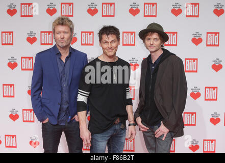 Les membres du groupe pop norvégien A-ha, Morten Harket (M), Magne Furuholmen (l) et Pål Waaktaar-Savoy (r) arriver à la 'Ein Herz für Kinder" (lit. Un coeur pour les enfants) gala à Berlin, Allemagne, 05 décembre 2015. Le gala est diffusé en direct sur ZDF. Photo : Joerg Carstensen/dpa Banque D'Images