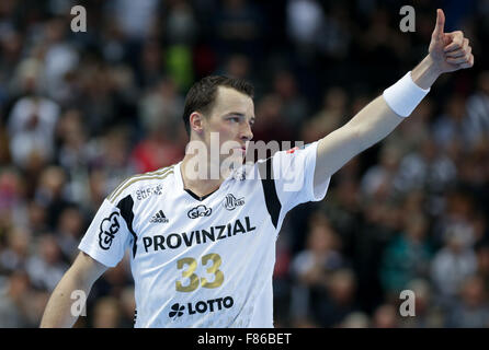 Kiel, Allemagne. 06 Dec, 2015. Kiehl's Dominik Klein célèbre un but durant la phase de groupe de la Ligue des champions de handball UN GROUPE B un match entre THW Kiel et MKB Veszprem à Kiel, Allemagne, 06 décembre 2015. Le jeu s'est terminé 25-24. Photo : AXEL HEIMKEN/dpa/Alamy Live News Banque D'Images