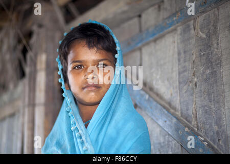 Le 29 novembre 2015 - Cox's Bazar, Bangladesh - Cox's Bazar, BANGLADESH - le 29 novembre : Les enfants de la hausse du niveau de la mer dans la zone de l'île de Kutubdia Cox's Bazar District sur Novembre 29, 2015.Kutubdia, une île au large de la Cox's Bazar côte. les adversités de la nature principalement induite par le changement climatique. Au cours des deux dernières décennies, les impacts des changements climatiques au Bangladesh ont été accellerating.Kutubdia est également frappé. L'endroit est très vulnérable aux cyclones et tempêtes, qui sont devenus plus fréquents et plus intenses au Bangladesh, ainsi que la hausse du niveau de la mer et des vagues. Le résultat est une érosion massive Banque D'Images