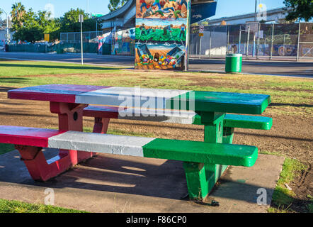 Banc peint dans les couleurs du drapeau du Mexique à Chicano Park. Barrio Logan, San Diego, California, United States. Banque D'Images