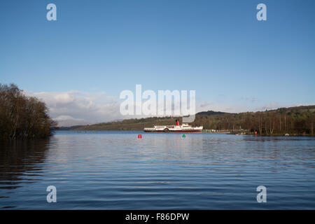 Loch Lomond Shores, Balloch, Ecosse, UK - 6 décembre 2015 : France - Après la tempête Desmond est passée, le soleil brille sur la femme de chambre de l'attraction sur le Loch le Loch Lomond, avec le Ben Lomond enneigées au loin. Credit : kayrtravel/Alamy Live News Banque D'Images