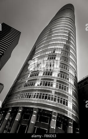 Le niveau de la rue vue sur le bâtiment rouge à lèvres postmoderne (par Philip Johnson et John Burgee) à Manhattan, New York City. Banque D'Images