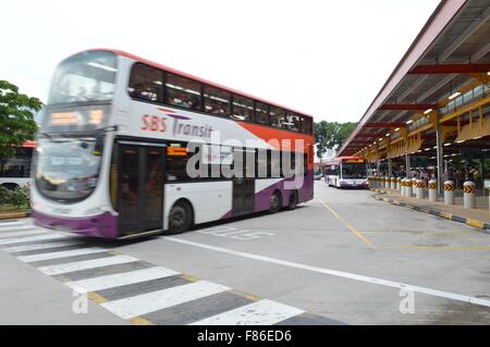 Double decker bus de ville arrêt de bus et à Singapour Banque D'Images