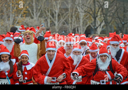 Santa dans la ville est l'un des quartiers les plus récents Noël le tourne avec son départ et l'arrivée à l'extérieur de l'Hôtel de Ville. L'itinéraire s'est porteur sur le Tower Bridge et autour de la Tour de Londres, UK Banque D'Images