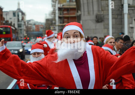 Santa dans la ville est l'un des quartiers les plus récents Noël le tourne avec son départ et l'arrivée à l'extérieur de l'Hôtel de Ville. L'itinéraire s'est porteur sur le Tower Bridge et autour de la Tour de Londres, UK Banque D'Images